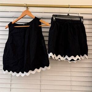 Black and White Set with Scallop Detail